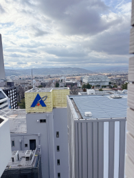 �Z�˂���̒��]�ʐ^ ���ꂽ���́A�����̑�����ω��R��ω��l�������܂��B����ԉ΂����̕��p���猩�邱�Ƃ��ł��܂��B